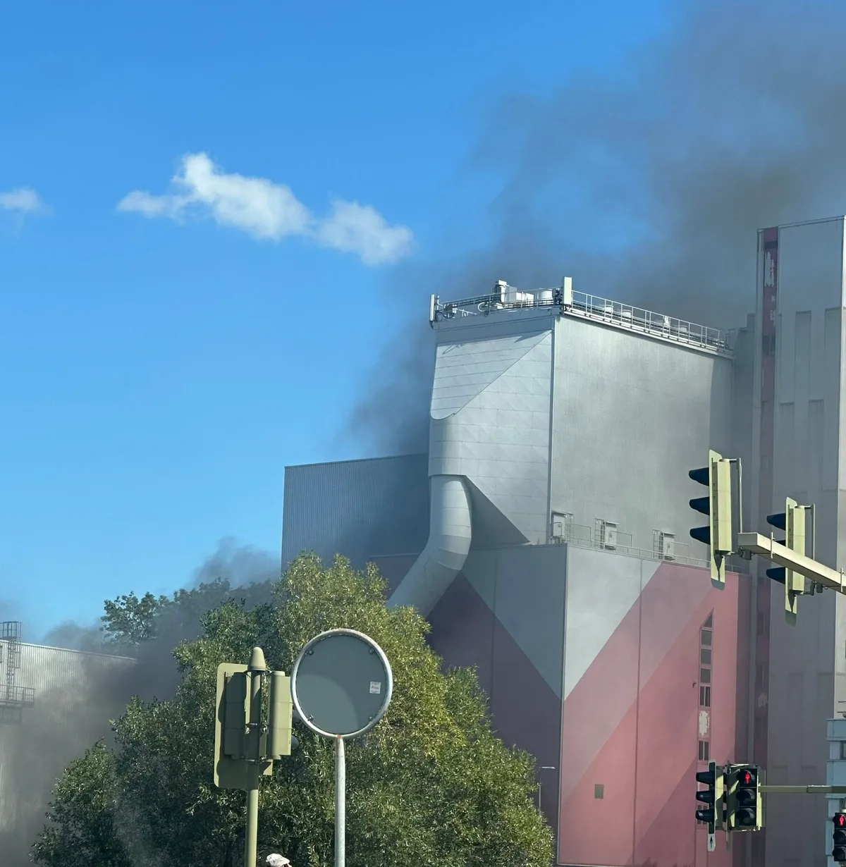 Der dunkle Rauch war weitherum gut erkennbar. Über der Kezo in Hinwil steigt Rauch auf.